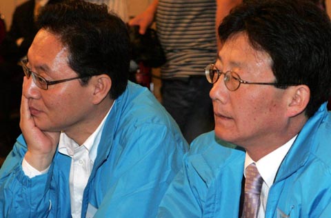 
	ģ�̡�ģ�� �ٽ� ������ 22�� �ѳ���� ��ȸ�ǿ� �缱�� ��ũ�󿡼� ģ�� �ٽ��� ���ξ� �ǿ�(����)��, ģ�� �ٽ��� ���¹� �ǿ��� ������ �ɾ� ���缷 ��ǥ�� �λ縻�� ��� �ִ�. /�̴��� ���� leedh@chosun.com
