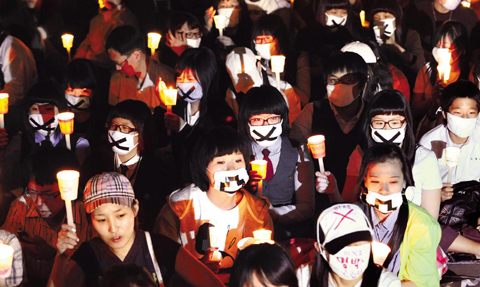 
	���ǵ� 'ħ�� ����' 6�� ���� ���� ���ǵ��������� ���� �̱��� ����� ���Թݴ� ��ȸ �����ڵ��� �к� ��ȸ�� ���� �ִ�. �߰��� ������ ���̴� û�ҳ���� ���� ���� ���. /���ο� ���� join1@chosun.com
