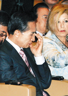 
	�̸��� ������� 12�� ���� �Ｚ�� �ڿ������� ���� ����������ȸ ������ȸ ������ ��� ���� ���� ������ ������ ����ִ�. �� ������� �ֱ� �̱��� ����� ����, �ڱ��� �� ��ǥ���� ���� ���� � ���� �ع��� ã�� ���� �����ϰ� �ִ�. /���⺴ ���� gibong@chosun.com
