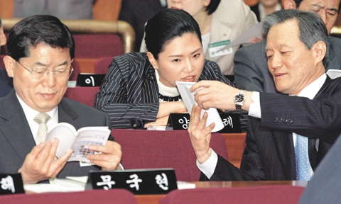 
	��ȸ�繫ó�� 15�� ��ȸ ������������ 18�� �ʼ� �缱�� 134���� ������� ����ȸ�� ���� �Թ����� �� ���� Ȱ�� ���ݿ� ���� �����ߴ�. ��õ��� ��Ȥ ���縦 �ް� �ִ� ģ�ڿ��� ������ �缱��(����)�� ģ�ڿ��� ��ö�� �缱�ڿ� ��⸦ ������ �ִ�. ���� ������ ������ â���ѱ��� ��ǥ. /�̴��� ���� leedh@chosun.com
