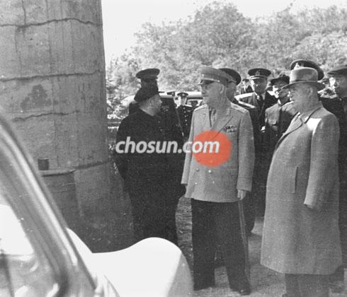 
	�ҷ��� ����� ������ ����ߴ� �������� �湮�� �ҷ� ����� ��1���� ��������(���� �� ����). 1955�� �߰����� �������� ��ȯ�ϱ� ������ �����̴�. �� ������ �����÷��þ��� 1997�� ���þƸ� �湮�� KGB����� �������κ��� �Լ��� ���̴�.
