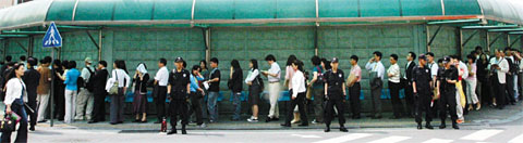 
	���� ���� �̱����� �տ� ���ڸ� �ޱ� ���� ������� ��� ���� �� ��ٸ��� �ִ�. ������ �̱����ڸ����� ���� ���ذ����� ü���, �̸��� �����뿡�� ���� �߱��� ���� ���� ����� ������ ���δ�./�����Ϻ�DB
