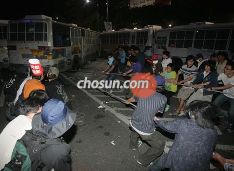 
	�������������Ρ� 1�� �� �̱��� ����� ���� �ݴ� �����밡 ���� ������ ��Ÿ��� ���Ƽ� ���� ���� ������ ������ �ɾ� ������ ������� �ִ�. /�㿵�� ���� younghan@chosun.com
