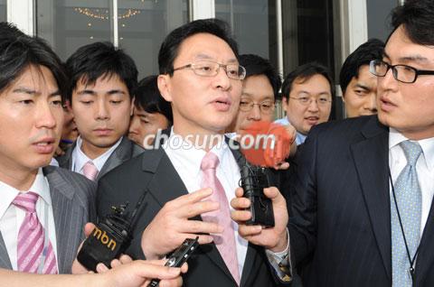 
	�ѳ���� ���ξ� �ǿ��� 9�� ��ȸ���� ���� �ǿ���ȸ�� ������ �� ���ڵ��� ���� �ֱ� �ڽ��ǡ��Ƿ� ����ȭ���߾� ���� ������ ��
���ϰ� �ִ�. ���ο� ���� join1@chosun.com
