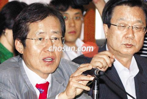 
	�ѳ���� ȫ��ǥ ������ǥ�� 13�� �� �����ο� 16�� ��?�����簡 ������ ��� ���� ��å����ȸ���� �λ縻�� �ϰ� �ִ�. ȫ ������ǥ �������� ���缷 ��ǥ. /�̴��� ���� leedh@chosun.com
