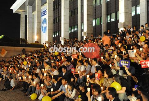 
	16�� �� �кҽ��� ������ ������� ���� ���ǵ� KBS ���� �� ��ܿ� �� ��ȸ�� ��������������� ��Ű�ڡ��� ��ȣ�� ����
��. �ֿ��� ���� wjjoo@chosun.com
