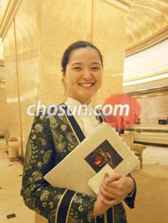 
	�ƶ����̸�Ʈ(UAE) ���� �ƺδٺ��� 7���� ȣ�ڡ�����
���� �Ӹ������� ����Ʈ ���ǽ����� ���ϴ� �� �� ����
�� �ѱ� ���� �Ѽ��̾�. ������ ����
