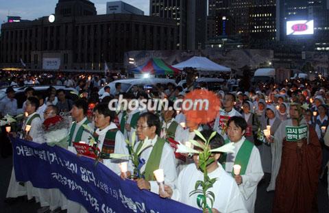 
	1�� ���� õ�ֱ� ���Ǳ��������� ����� �����û �� ���ﱤ�忡�� �ñ��̻縦 ��ģ ������� ��ȸ �����ڵ��� ħ�� ����
������ ���̰� �ִ�. �㿵�� ���� younghan@chosun.com
