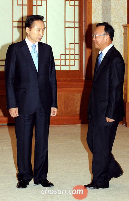 
	2�� û�ʹ뿡�� ���� ����������������ȸ �ΰ����� ������ �����Ŀ��� �̸��� ������� ����Ŀ�´����̼� ������ ��ǥ �̻�� ����� ǥ���� ���� �ִ�. �ֱٱ��� ���� Ŀ�´����̼ǿ����� �к���ȸ ���� '�ư���' ������� �����ϰ� �ִ�. /���⺴ ���� gibong@chosun.com
