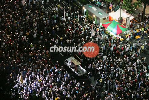 
	2008�� 7�� 5�� ���� 9 �ð� ���� ��û ����� �����, ���빮�θ� �ſ� �ùδ�ü ȸ����� �ùε��� �̱������ ���Թݴ� �кҽ����� �ϰ� �ִ�.
