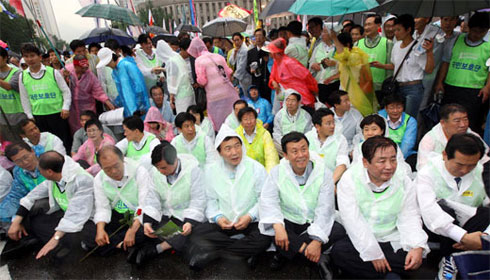 
	���ִ� �ǿ����� 5�� ���� ��ȭ������ �ùλ�ȸ��ü�� ������, �ߴ� �� �뵿�� ���� �����ϴ� ��Ը� �к���ȸ�� �����ϰ� �ִ�./���ý�
