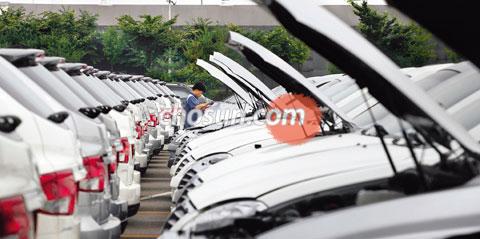 
	���ÿ� ��ġ�� �ֿ��ڵ��� ������ ������(Ү����) �ڵ��� �����忡 SUV(������ �ڵ���)�� ������ �� �ִ�. �� ������ �ڵ����� ���͸��� �����ϰ� �ִ�. ä�¿� ���� rainman@chosun.com
