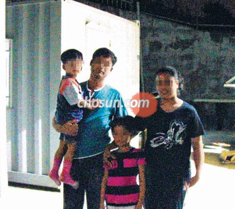 
	��۶󵥽ÿ��� 8�� �� ������������� �Ա��� �ҹ�ü���ڷ� ��� �����̾� ������ ��
���̳� �ڽ� �� �տ� ����. ū ���� �Ƶ��� �ѱ����� �¾ ��۶󵥽ÿ��� �� ���� ��
���� ���ߴ�. �̼��� ����
