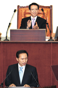 
	�̸��� ������� 11�� ��ȸ ��ȸ�ǿ��� ���������� �ϴ� ���� ������ ��ȸ����(��)�� �ڼ��� ġ�� �ִ�. /�ּ�ȣ ���� choish@chosun.com
