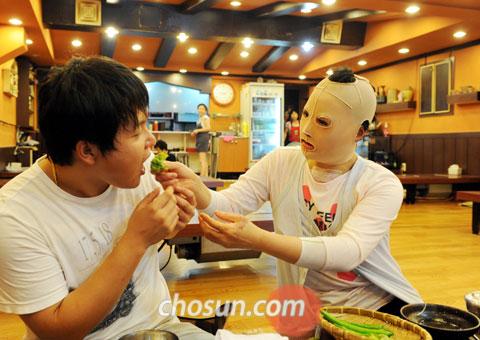 
	��õ �õ�â�� ȭ�� �� 3�� ȭ���� �Ծ��� ��������� �� �Ĵ翡�� �Ƶ� �̱����� �Կ� ���⸦ �־��ְ� �ִ�. �Ӿ��� ��
�� ����ó�� ���� �ִ� ���� ȭ�� ġ�Ḧ ���ѡ�����Ʈ����.
