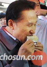 
	10�� ���� ���빮 ������ �湮�� ���θ� ������� ������ε�� �̾߱⸦ ������ �̸��� �����./�ּ�ȣ ���� choish@chosun.com 
