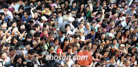 
	'���� ����.' -���Ǽ��ؿ�.���̸��� ������� 10�� ���� ���빮������ �湮���� ���� �ùε��� ������� ���� ���� ������� �ִ�. û�ʹ�¡��ù� ���ڰ� 2000�����̳��� (��ȣ��) ������١��� �ߴ�./�ּ�ȣ ���� choish@chosun.com
