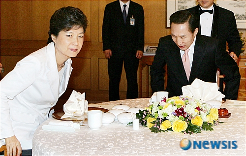 
	
                �ڸ��� �ɴ� �̸��� ����ɰ� �ڱ��� �� ��ǥ
            
