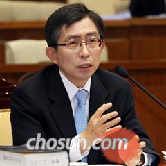 
	���Ͽ� ����� �ĺ��ڰ� 14�� ��ȸ �λ�û��ȸ���� �ǿ����� ���ǿ� �亯�ϰ� �ִ�. �� �ĺ��ڴ¡������ϸ� �������� �ǽɹ��� �ʵ��� �����δ��� �ڼ��� �����ϰڴ١��� �ߴ�./�㿵�� ���� younghan@chosun.com
