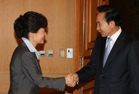 
	40������ �ܵ� ����. �׷��� ������ �����. �׷��� �� Ŀ���� �ñ���. �̸��� ����ɰ� �ڱ��� �� �ѳ���� ��ǥ�� 16�� û�ʹ뿡�� ���� �Ǽ��ϰ� �ִ�. �� �� ��ǥ�� ���� Ư�� �湮 ����� �����ϱ� ���� ���õ� �ڸ��� ����α��� �̾�����./û�ʹ� ����
