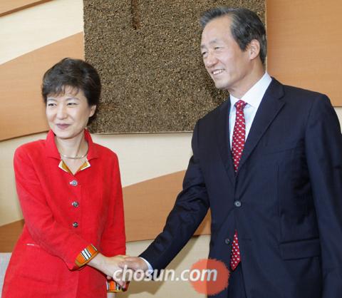 
	54�� ���� �� 48�� ���� �ѳ���� ������ ��ǥ�������� ��ǥ���� �ڱ��� �� �ѳ���� ��ǥ�� 18�� ���� ��ȸ �� �� Ŀ�Ǽ󿡼� ���� �ݰ��� �λ��ϰ� �ִ�. �� ���
�� �ʵ��б� ����������, �� ��ǥ�� �̳� �� �� ��ǥ�������衯����ϸ� ����� ��̴�./ä�¿� ���� rainman@chosun.com
