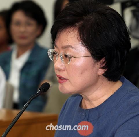 
	���� �� �Ƶ��� ������ ��Ȥ ���� �ް� �ִ� ���� ��������� �ĺ��ڰ� 18�� ��ȸ
���������� ���� û��ȸ���� �ǿ����� ������ ���ϰ� �ִ�./�㿵�� ���� younghan@chosun.com
