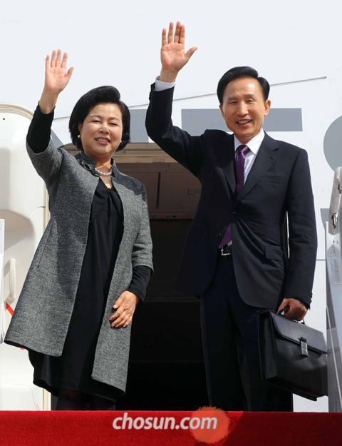 
	�̸��� ������� 20�� ���� ���� ������ ����� �Բ� �̱��� �湮�ϱ� ���� �ⱹ�ߴ�. ������׿��� ����⿡ �ö� ȯ�۰��鿡�� ���� ���� �λ��ϰ� �ִ� �� ����� ����./�ּ�ȣ ���� choish@chosun.com
