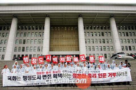 
	 �� �������� ��� ���ⱺ ��å����ȸ���͡��������� �������� ���� ��û�� ����å����ȸ������ 21�� ���� ��ȸ�ǻ�� �ۿ��� ����ȸ���� ���� ���߿� ������ �Ѹ� �ĺ��� ���� �źθ� �䱸�ϰ� �ִ�./������ �������� heon@chosun.com
