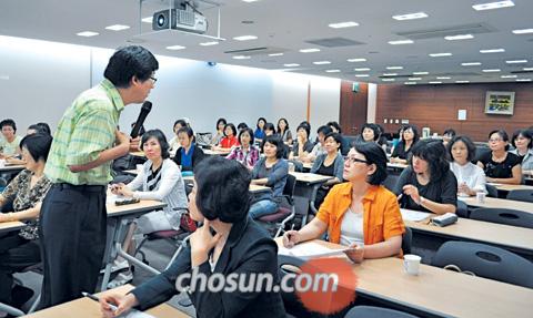 지난 5일 오전 서울 광화문 조선일보 본사 연수실에 모인 60여명의 교사·r학부모들이‘입학사정관제 대비 포트폴리오 구성전략’강의를 경청하고 있다. 강의를 맡은 동북고 권영부 교사는 최근 교육의 핵심 키워드로 ‘비판적·창의적 사고력’을 강조하고“최근 화두로 떠오른 입학사정관제나 심층면접토론에서 보는 것이 바로 이 고등사고력”이라고 말했다./유나니 기자