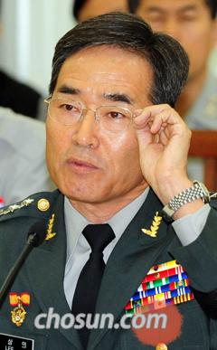 
	�̻��� �������� �ĺ��ڰ� 24�� ��ȸ�λ�û��ȸ�� ���� �ǿ����� ���ǿ� ���ϰ� �ִ�./�㿵�� ���� younghan@chosun.com
