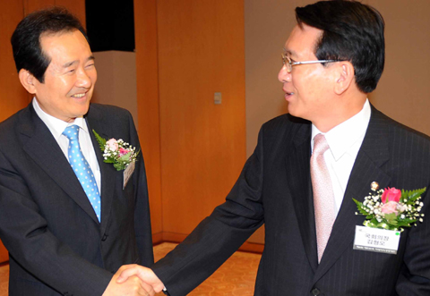 
	������₩�˴�ǥ ȭ���߳� ������ ��ȸ����(������)�� ������ ���ִ� ��ǥ�� 24�� ���� �ڿ������� ���� �� ��翡 ������
�Ǽ��ϰ� �ִ�. �ֱ� �� ����� �� ��ǥ�� �������� �̵����� ���ǻ����� �� ���������������¡����̶�� ��Ī�� ���� ���� ä
������ �� ������ �ݹڹ��� ��ǥ�ϸ� ����� �䱸�ϴ� �� �����ο��� ������./��ȸ �������ڴ�
