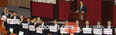 
	28�� ��ȸ ��ȸ���忡�� ������ �����Ѹ� �ĺ��ڿ� ���� �Ӹ����Ǿ� ó���� ���� ����ȭ �λ�û��Ư�� �������� û��ȸ ��� �������� ��ǥ����, �ߴ� �ǿ� 10������ ���Ǿȿ� �ݴ��� ���� �˱��ϴ� ��ȣ�� ���� ���̸� ��� �����ϰ� �ִ�./ä�¿� ���� rainman@chosun.com
