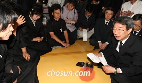 
	������ �����Ѹ��� 3�� ���� ������� ������ �湮�� ��ȭ, ������ ��ģ �� ��������� ������ �ִ�. �� �Ѹ��� A4 ������ ��� ���λ縦 ���� �� ��������� ��⸦ ������./���°� ���� ecaro@chosun.com
