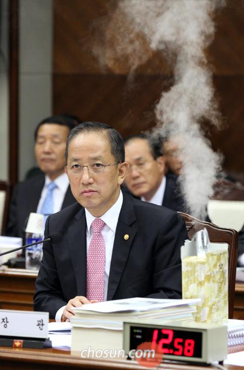 
	���¿� ����� ����� 5�� ��ȸ �������������翡�����ﰢ����� �����ķ����� �����Ⱑ �߻��� ���� ����Ǳ� ���١��� �ѳ���� �蹫�� �ǿ��� ���Ǹ� ��� �ִ�. �� ��� ���� ���� �����ķ����� �����Ⱑ ��� ������ �ִ�./������ ���� ojc1979@chosun.com
