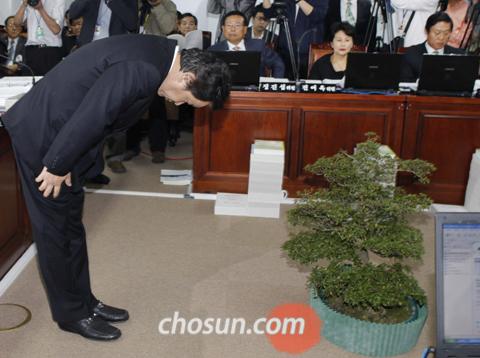 
	6�� ��� ��õ �����ؾ�� û�翡�� ���� �����ؾ�� �� �����߽ɺ��յ��ðǼ�û�� ���� ��ȸ �������翡�� �ɸ�ö 4�밭��������������� �㸮�� 90���� ���� �ǿ��鿡�� �λ��ϰ� �ִ�./ä�¿� ���� rainman@chosun.com
