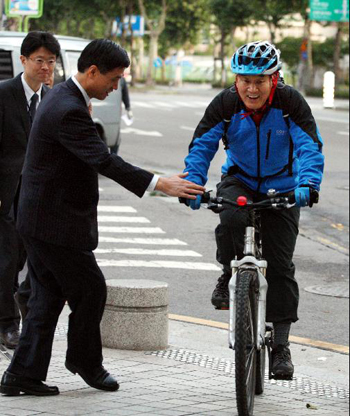 
	2009�� 10�� 8�� ���� 6�� 30���� ����� ���α����������� �����Ÿ� Ÿ�� ���� ���빮 û��� ����ϰ� �ִ�. / �����Ϻ�
