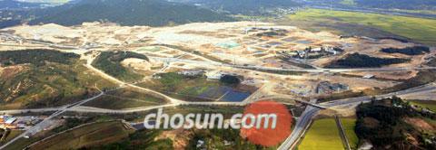 
	�� ���� ���� ���� ä������ ���� ������ ��â�̴�. ��û���ε��� �������߽ɵ����� �������� û�ʹ�� ���Ρ������� ������ �ٸ� ���ϴ�. �泲 ���ⱺ ������ ������ �Ǽ� ���� ���./������ ���� shin69@chosun.com 
