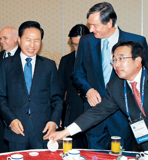 
	���κ��Ͼ� ����ɰ� ȯ�� �̸��� ������� 20�� �λ� BEXCO ������Ȧ���� ���� ��3�� OECD �������� ��ȸ�Ŀ� ������ �ٴҷ� Ƣ��ũ ���κ��Ͼ� ����ɰ� ȯ���ϴ� �� ���Ҹ� �Ͷ߸��� �ִ�./û�ʹ� �������ڴ�
