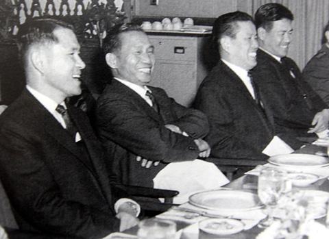 
	�񼭽��� ���� �Ӵ���ɰ� �ľȴ�� ���Ķ� �� �߾���������(����)�� ����� �񼭽��� ���� ������ �����(���� �� ��°), �輺�� �������(���� �� ��°) ��� �Բ� ������ �� ���ӿ��� ���� �ִ�.
