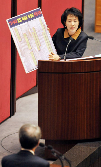 
	6�� ���� ���ǵ� ��ȸ ��ȸ���忡�� ���� �ܱ�, ����, �Ⱥ��о� �������������� ���������� �ڼ��� �ǿ��� ������ �����Ѹ����� 731�δ� ���� ������ ����� �����ڷḦ �����ָ� '����Ÿ'�� ���� ������ �ϰ� �ִ�. / ���ý�
