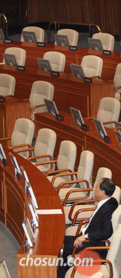 
	������ ���� ��Ʋ������ �ֺ� �ǻ�� ��ȸ�ǿ����� �� ���� ������. 6�� ���� ��ȸ ��ȸ���忡�� ������ ���ǰ� ����Ǵ� ���� �ǿ����� �ڸ��� ��κ� ��� �ִ�. /�㿵�� ���� younghan@chosun.com
