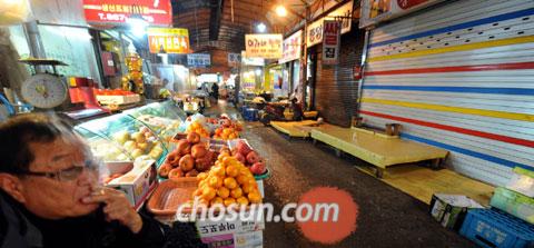 
	8�� ���� �泲 ���ⱺ ��ġ���� �緡������ �߾ӽ����� �ѻ��� ����� ���̰� �ִ�. �ֱ� �� ������ �ε��� ��� ������ ��깰 ���� �϶����� ���������� ħü�� �ŵ��ϸ鼭 ���ε��� �ø��� �������� �ִ�./������ ���� shin69@chosun.com
