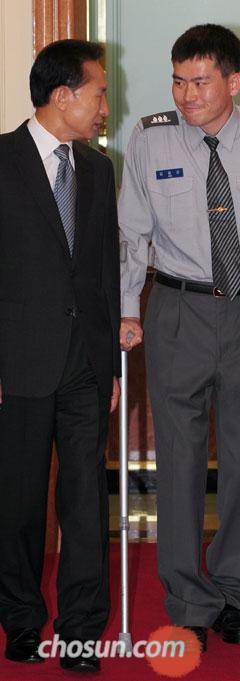 
	�̸��� ������� 9�� ȭ�� ���� ���� �λ���� ������ �ҹ汳�� �Բ� û�ʹ� ����� ���������� �����ϰ� �ִ�. �� ������� �̳� ��47�ֳ� �ҹ��� ���� �¾� �ҹ�� ������ ������, �λ� �ҹ�� �� 200������ �ʴ��� ��
�縦 �Բ� �ϸ� �ݷ��ߴ�. �� ������� �� �ڸ����������� �����ڰ� �ְ�, ��� ������ ���� ���Ѵٰ� ��������
��� ����� ������ �ϴ� ���� �����ϰ� �ҹ�����̶�� ���ߴ�./�ּ�ȣ ���� choish@chosun.com
