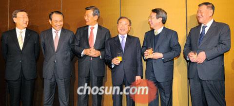 
	������ �����Ѹ��� 17�� ���� ���� ó������ ��� �Ѽ����� ������. �̳� ���� ���� �߱� �Ұ��� �Ե�ȣ�ڿ��� ���� ����� ȸ��� ȸ�ǿ� ������ �� �Ѹ��� ������ ���� �� ���� ������ ���а� �����ߴ�. ���� ���ʺ��� �ڿ��� �λ� ȸ��, ������ STX ȸ��, �ڿ��� �̰ǻ�� ȸ��, ������ ����� ȸ��, �� �Ѹ�, ������ ���롤����� ȸ��./ä�¿� ���� rainman@chosun.com
