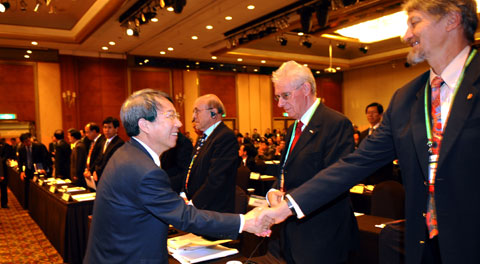 
	������ ���� ���۷���  ������ �����Ѹ��� 19�� ���� ���ﵿ ���׻� ȣ�ڿ��� ���� �������� ȯ�� ���� ���۷��������� �����ڵ�� �λ縦 ������ �ִ�./���ý�
