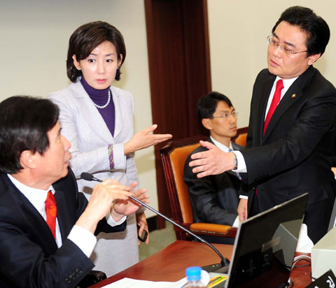 
	�₩� 'KBS���� �μ�' �Ծ��� 20�� ��ȸ ��ȭ�������ȸ���� �ѳ���� �Ҽ� ����
�� ������(���� ���)�� �ѳ���� �����(���)�����ִ� ������ ���簡 KBS ���� �ĺ� ���⹮���� ��� �ٷ��� ���� ���� ������ ���̰� �ִ�./���ý�
