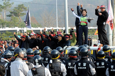 
	������ �����Ѹ��� ������ �ΰ��յ�����ȸ�� 28�� �泲 ���ⱺ �����߽ɺ��յ��� �Ǽ�û�� ã�� ��� ������ ���� ������ħ�� ȭ�� ���� ���ε��� �� �Ѹ��� �ΰ����� ź ������ ����� ������ ��ȣ�� ��ġ�� �ִ�. /������ ���� shin69@chosun.com
