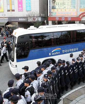 
	������ �����Ѹ��� 12�� KBS ������۱����� ������ '�Ѹ� ��û ������ �����ȸ' ���α׷� ��ȭ�� ���� ���������� KBS ������۱��� �����ϰ� �ִ�.
