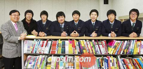 한영고 김운 연구부장과 서울대 수시전형 합격생들. 사진 왼쪽부터 김운 교사, 장태진군, 이주형군, 윤원건군, 이정훈군, 박현우군, 유영석군, 김영한군. / 이구희 기자 poto92@chosun.com