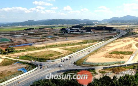 
	���ΰ� 11�� ������ �������� ��ǥ�� �����̴�. �̰��� ��û���ΰ� ���� �� ģ�ڰ�,
�ߴ��� ��� �޾Ƶ��̰� ������ ��� �����Ǵ��Ŀ� ���� ������ ��ü�� �����
���� �̸��� ������ ���ο��� ū ������ ��ġ�� �� ������ ���δ�. �泲 ���ⱺ�� ��
���� �Ǽ� ���� ���./���������� shin69@chosun.com
